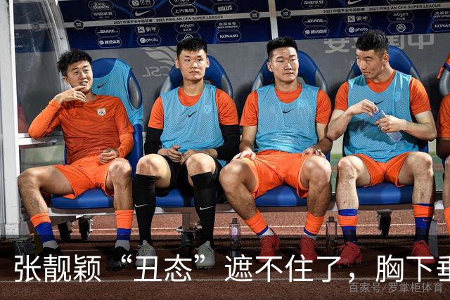 张靓颖“丑态”遮不住了，胸下垂胯宽，腰间赘肉晃眼，这一幕太难堪